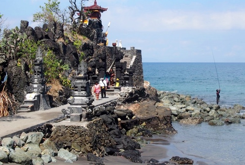 Objek Wisata Batu Bolong Lombok