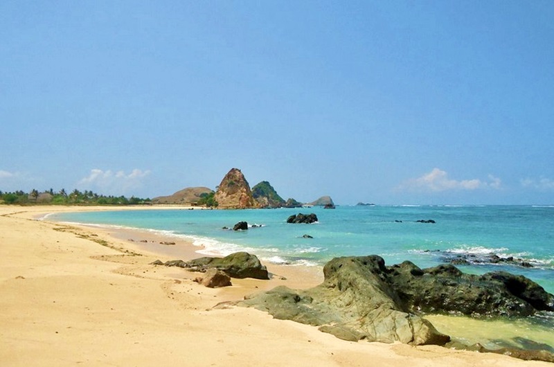 Objek Wisata Pantai Kuta Lombok